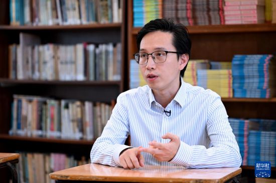 　　11月6日，香港培僑中學(xué)歷史教師穆家駿接受記者采訪。新華社記者 陳鐸 攝