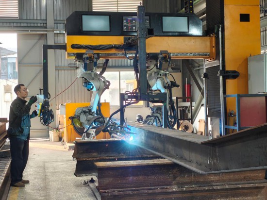 　　12月4日，香港和利綠色動(dòng)力有限公司員工梁志豪使用智能焊接系統(tǒng)焊接鋼材。新華社記者 劉英倫 攝