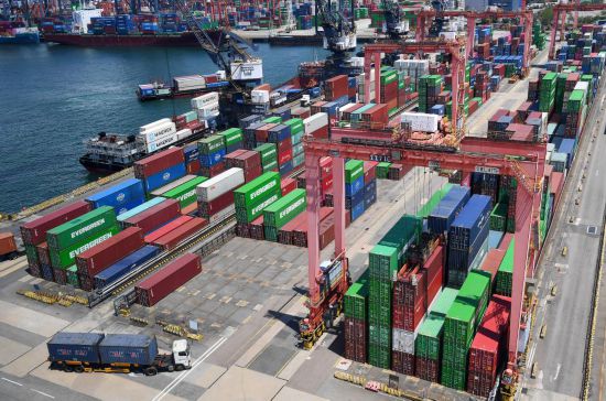 　　這是5月22日拍攝的香港貨柜碼頭。新華社記者 陳鐸 攝