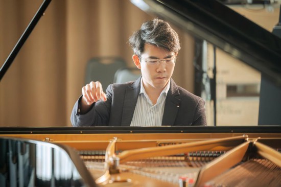 　　7月25日，沈靖韜在香港演藝學(xué)院的琴房里彈奏鋼琴。新華社記者 朱煒 攝