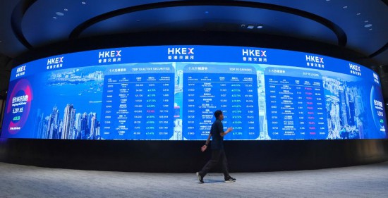 　　這是5月20日拍攝香港交易所電子顯示屏。新華社記者 陳鐸 攝
