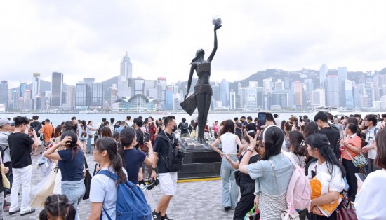 　　10月5日，游客在香港尖沙咀星光大道游覽。新華社記者 陳鐸 攝