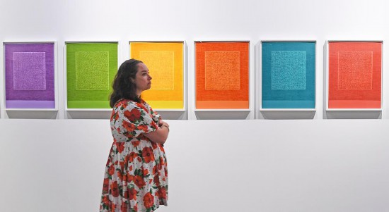 　　3月28日，觀眾在2025年巴塞爾藝術(shù)展香港展會參觀。新華社記者 陳鐸 攝