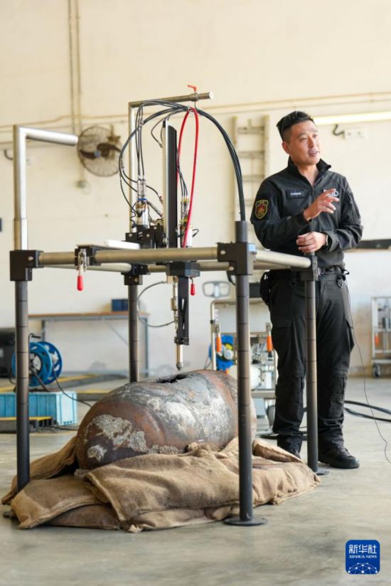 香港警務(wù)處爆炸品處理課炸彈處理主任張立得向記者介紹在鲗魚涌附近拆除二戰(zhàn)遺留美軍空投炸彈情況（2025年11月6日攝）。新華社記者 朱煒 攝
