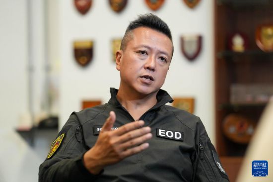 香港警務(wù)處爆炸品處理課高級炸彈處理主任李展超接受采訪（2025年11月6日攝）。新華社記者 朱煒 攝