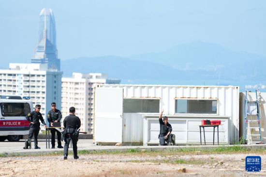 香港警務(wù)處爆炸品處理課隊員進行爆破訓練（2025年11月6日攝）。新華社記者 朱煒 攝