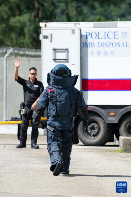 香港警務(wù)處爆炸品處理課隊員查看完機器人排爆現(xiàn)場后離開（2025年11月6日攝）。新華社記者 朱煒 攝