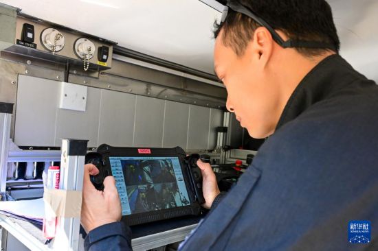 香港警務(wù)處爆炸品處理課隊員操作排爆機器人進行排爆訓練（2025年11月6日攝）。新華社記者 朱煒 攝