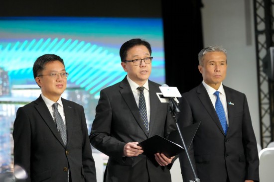 2025年12月22日，香港特區(qū)政府創(chuàng)新科技及工業(yè)局局長孫東（中）在開園典禮后接受媒體采訪。新華社記者 朱煒 攝