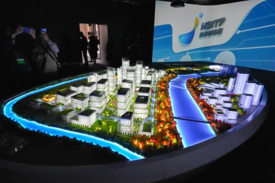 2025年12月22日，媒體記者在開園典禮后拍攝沙盤。新華社記者 朱煒 攝