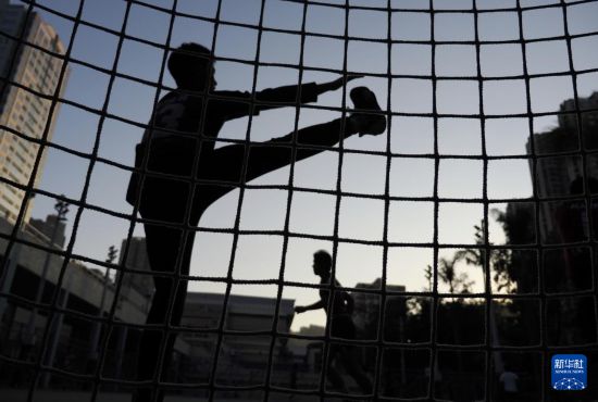 在香港新蒲崗彩虹道150號的露天游樂場，香港一支中學(xué)手球隊的學(xué)生球員在訓(xùn)練中（2025年12月17日攝）。新華社發(fā)（王申攝）