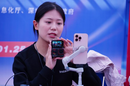 在“廣貨行天下”春季行動(dòng)消費(fèi)電子專場(chǎng)促銷活動(dòng)現(xiàn)場(chǎng)，商家正直播帶貨。新華社記者 王豐 攝