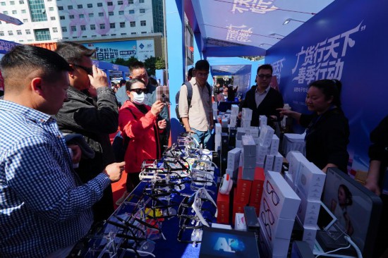在“廣貨行天下”春季行動(dòng)消費(fèi)電子專場(chǎng)促銷活動(dòng)現(xiàn)場(chǎng)，游客正參觀采購(gòu)AI眼鏡。新華社記者 王豐 攝