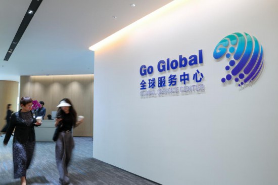 2025年4月29日，來訪者走在位于深圳市南山區(qū)的全球服務中心內。新華社記者 毛思倩 攝