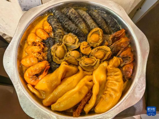 　　私房菜館“南記”制作的新春秘制盆菜（2月14日攝）。新華社記者 宋晨 攝