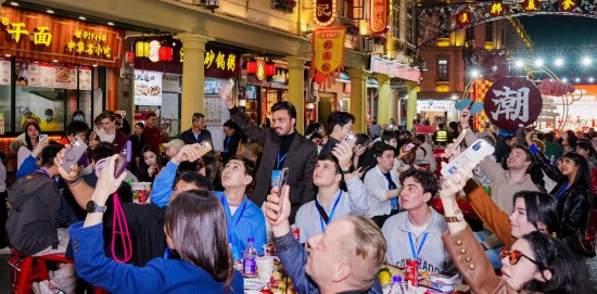 　　1月16日，“廣東年味 世界共享”——請到廣東過大年新春活動在汕頭鎮(zhèn)邦美食街啟幕，30個國家和地區(qū)的百余名外籍達(dá)人齊聚。新華社發(fā)