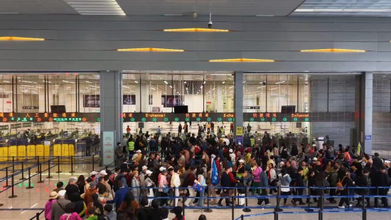 　　2月1日，旅行團(tuán)經(jīng)港珠澳大橋珠海公路口岸出境前往澳門。新華社發(fā)