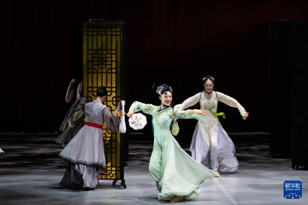 這是8月8日在香港文化中心拍攝的民族舞劇《紅樓夢》。新華社記者 朱煒 攝