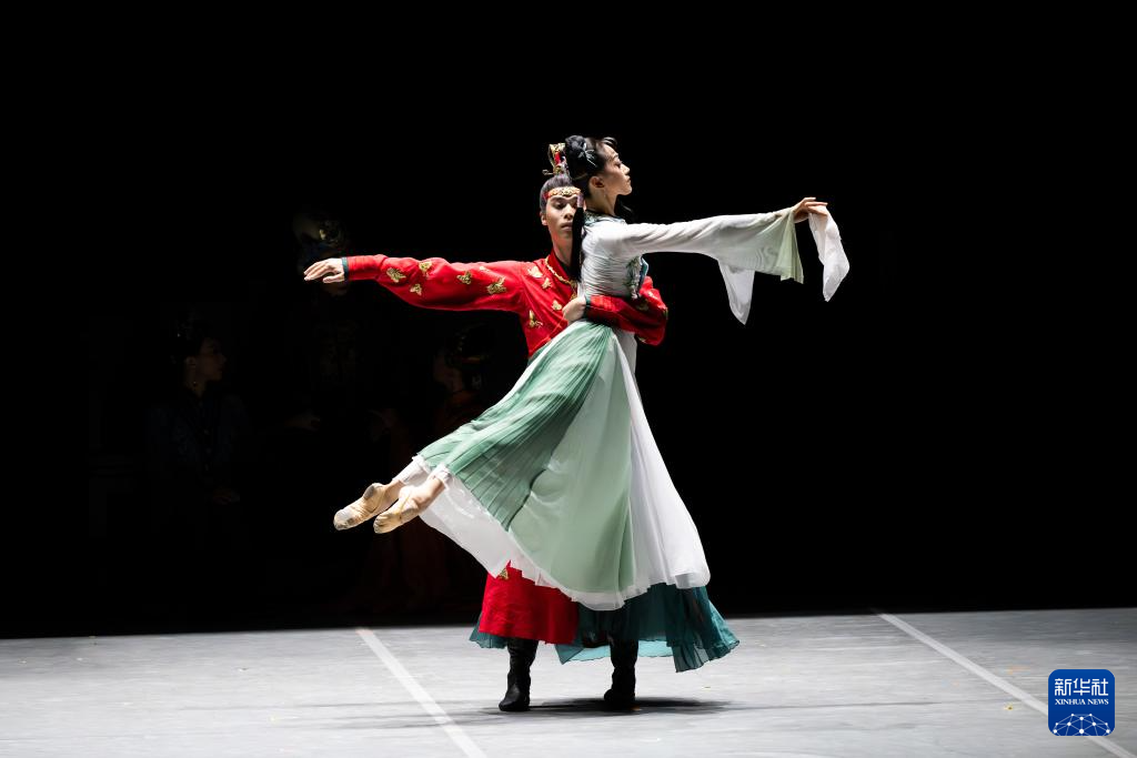 這是8月8日在香港文化中心拍攝的民族舞劇《紅樓夢》。新華社記者 朱煒 攝