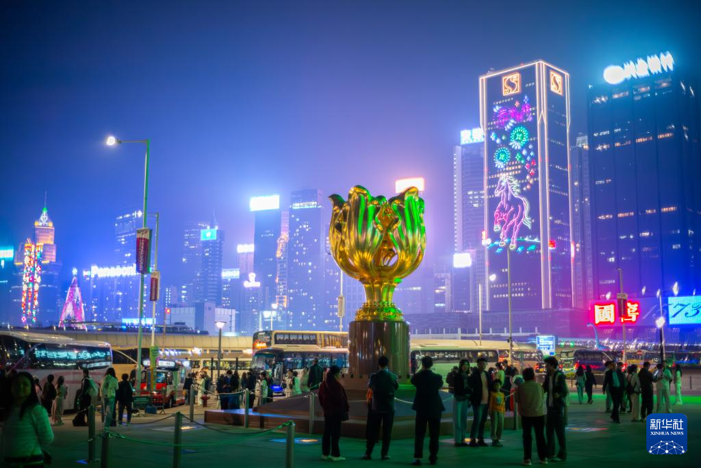 2月20日，游客在香港金紫荊廣場游玩。新華社記者 朱煒 攝