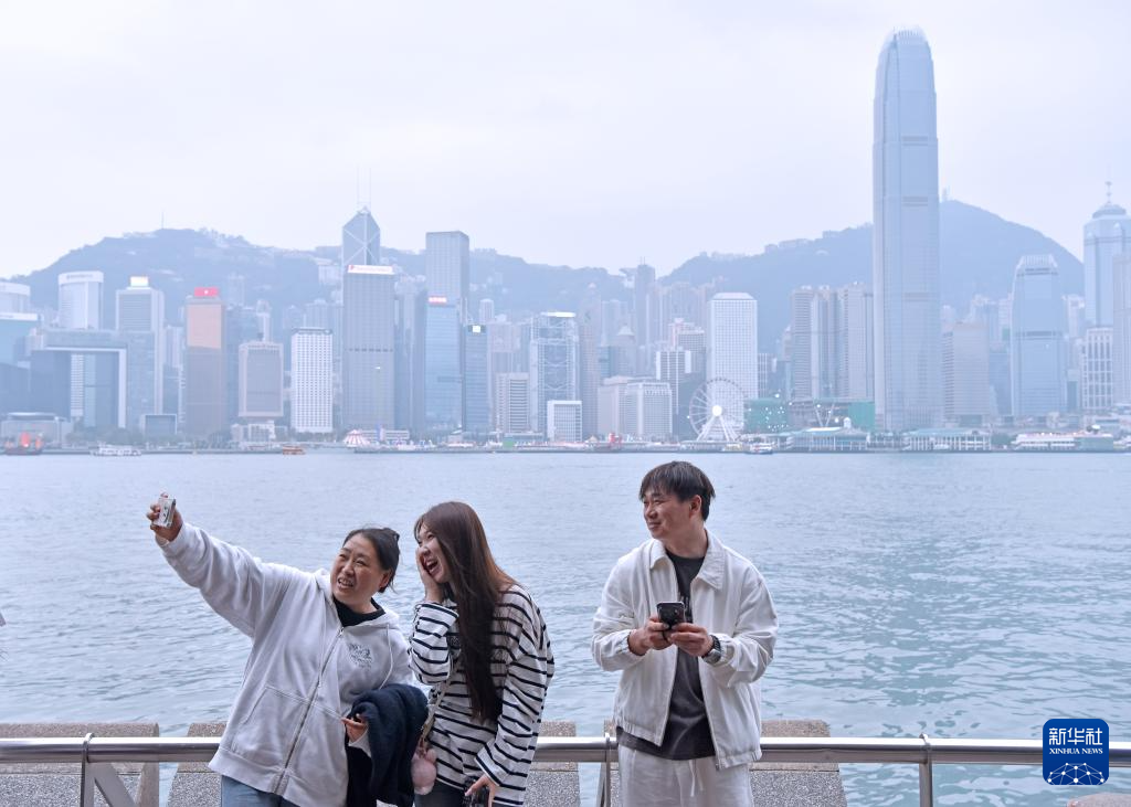 2月17日，游客在香港尖沙咀海濱自拍合影。新華社記者 陳鐸 攝
