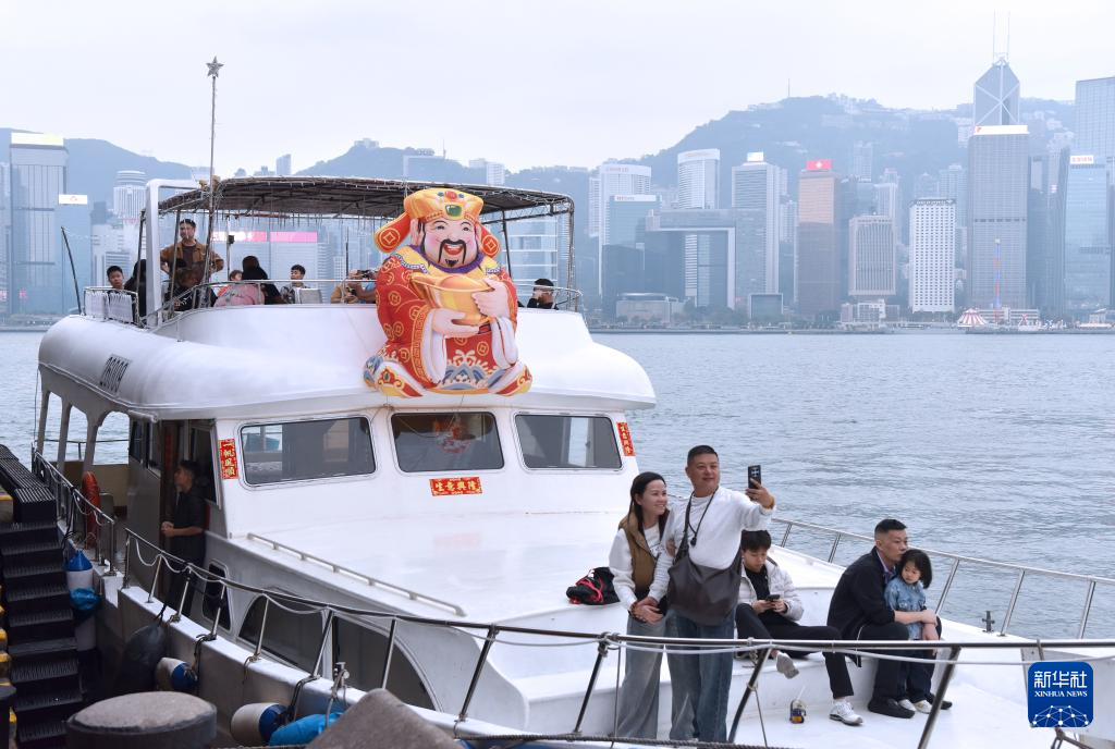 2月17日，游客在香港尖沙咀海濱搭乘游艇。馬年春節(jié)期間眾多內(nèi)地旅客赴港旅游賀歲。香港特區(qū)政府入境事務處數(shù)據(jù)顯示，從15日（臘月二十八）至20日（大年初四），入境香港旅客總數(shù)超過116萬人次，其中內(nèi)地旅客逾98萬人次，約占84%。新華社記者 陳鐸 攝